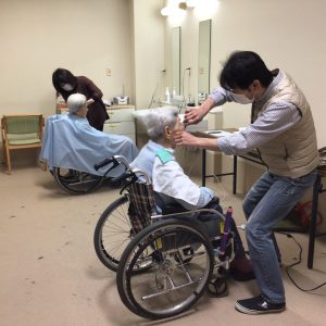 散髪屋さんが、出張して来てくれます。